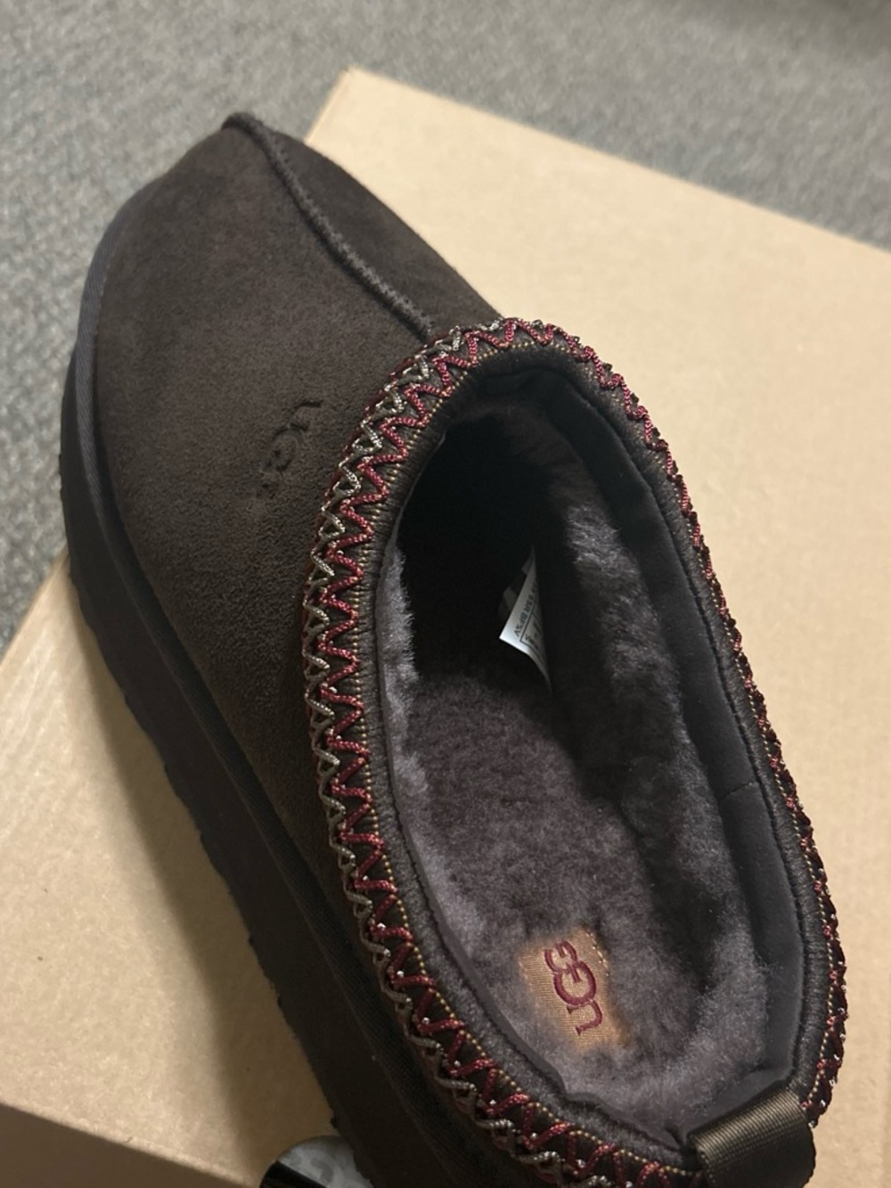 UGG W Tazz II Box Label - Brown Shoe Illustration